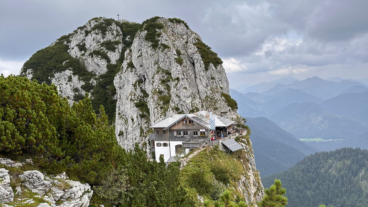 Blick auf die Tegernseer Hütte und den Buchstein-Gipfel