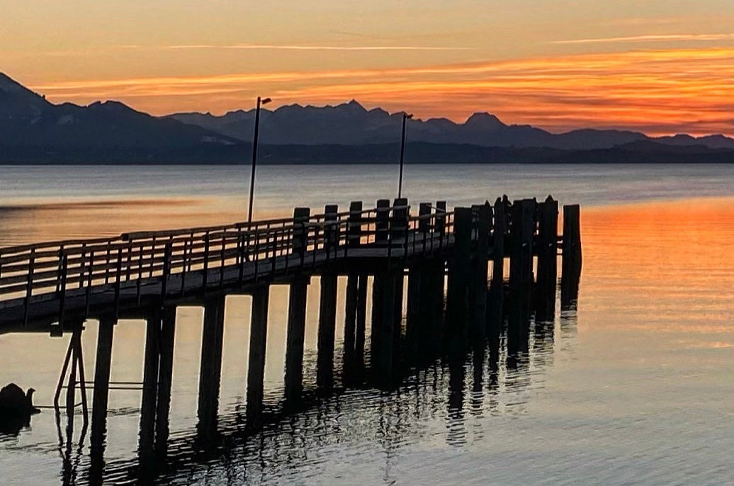Chiemsee im Chiemgau mit Blick auf die Chiemgauer Alpen
