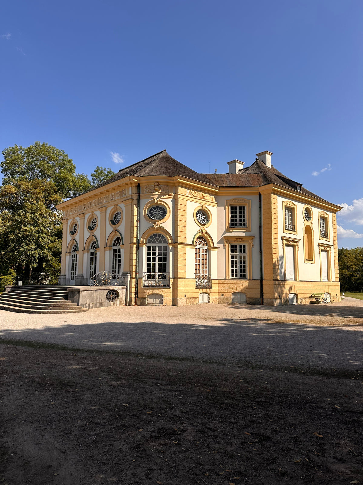 Historische Parkburg im Schlosspark Nymphenburg
