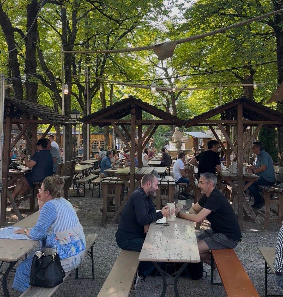 Großer Biergarten am Nockherberg unter Kastanien