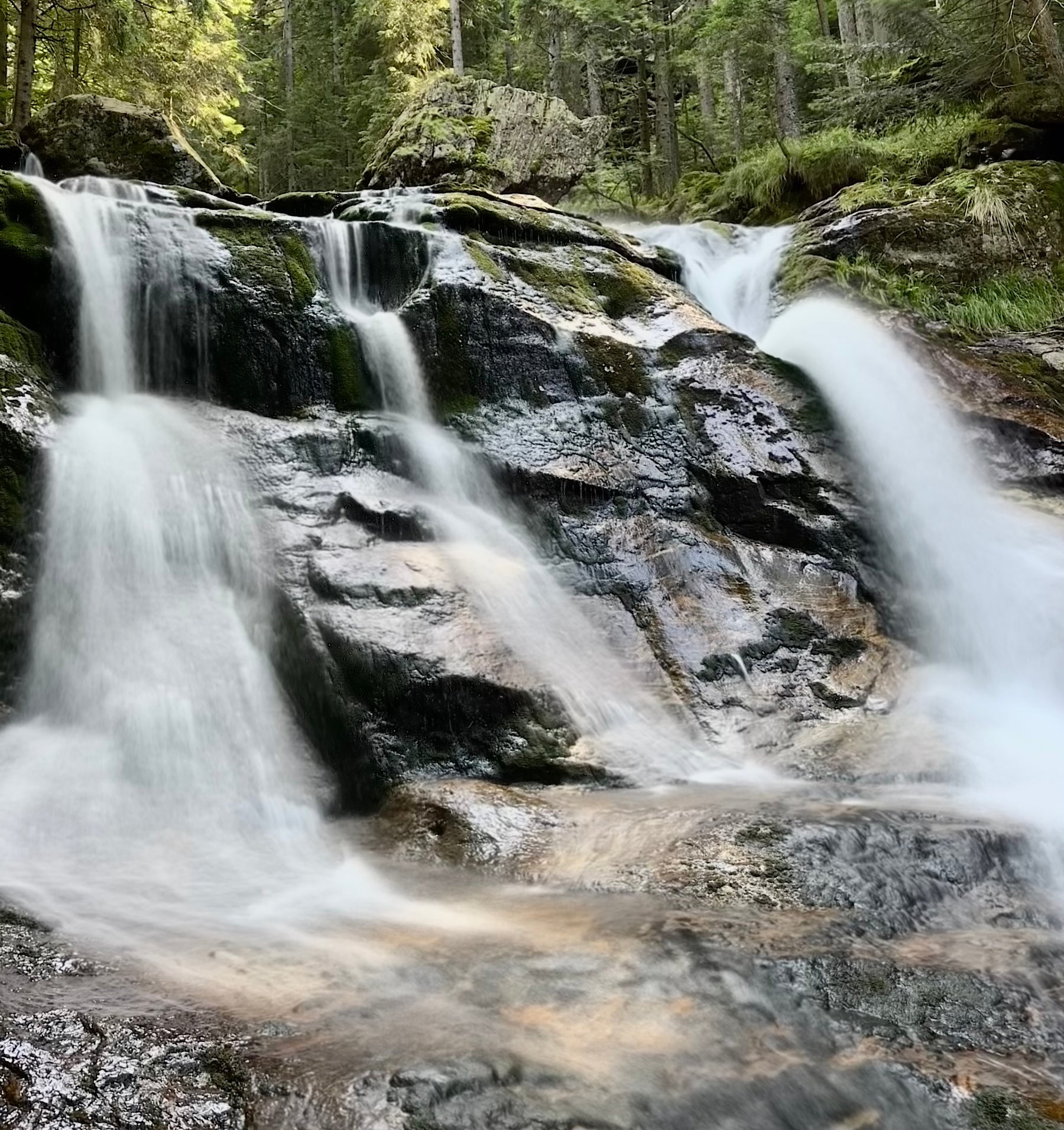 Rißlochwasserfälle in Bayern – Wasserfall und Wanderlandschaft