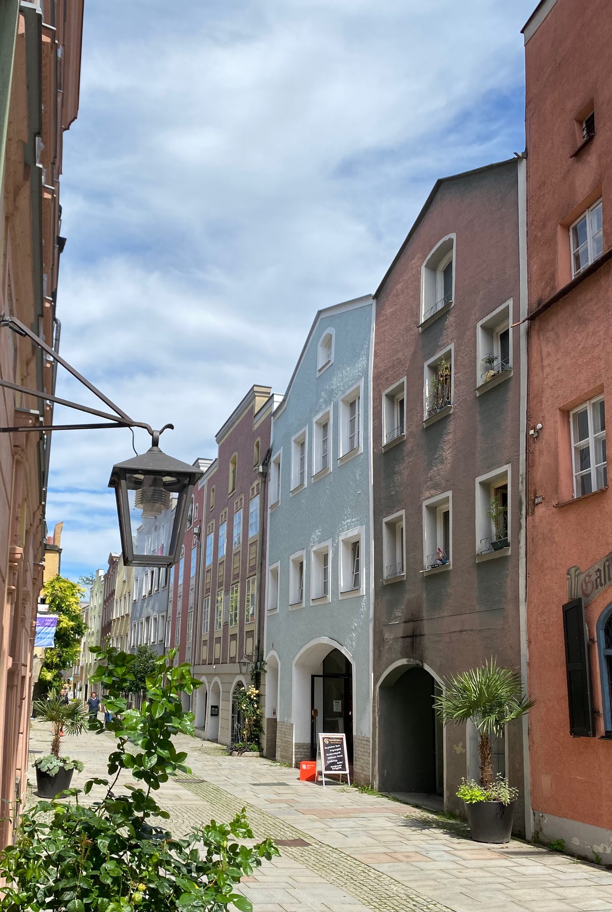 Die Grüben in Burghausen mit historischen Häusern
