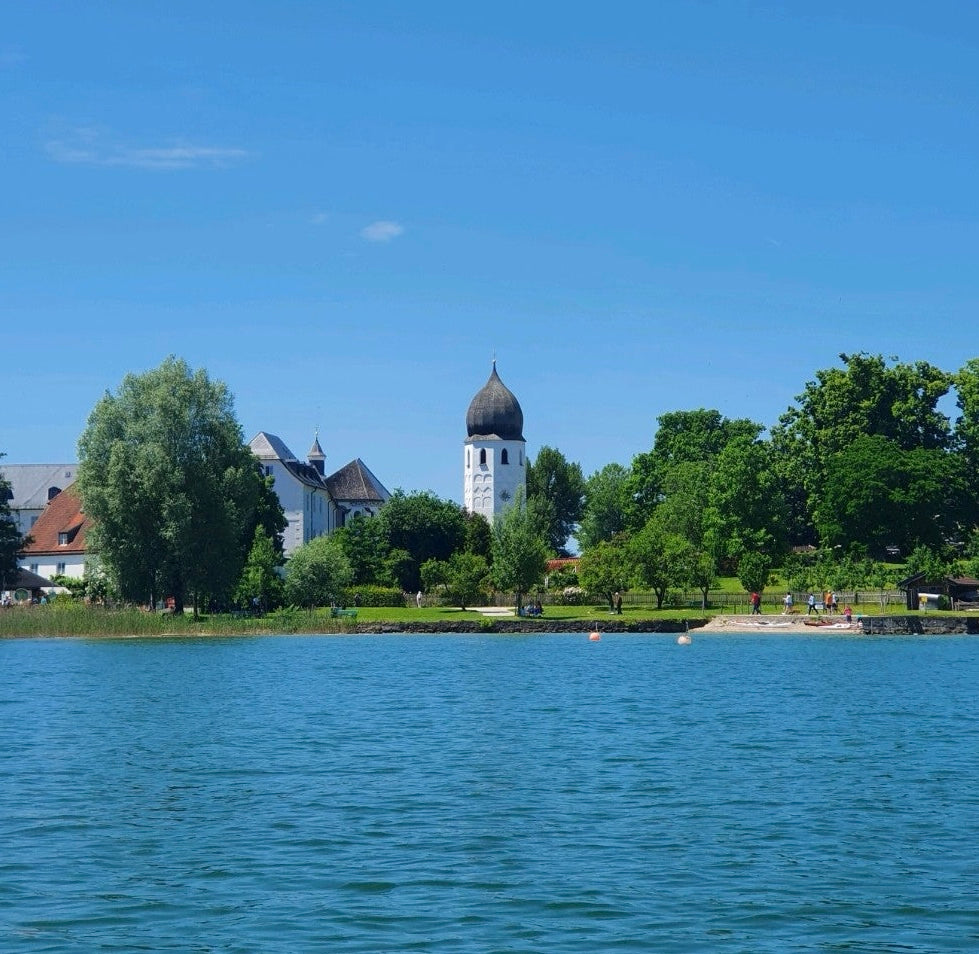 Schiff auf dem Chiemsee vor der Alpenkulisse