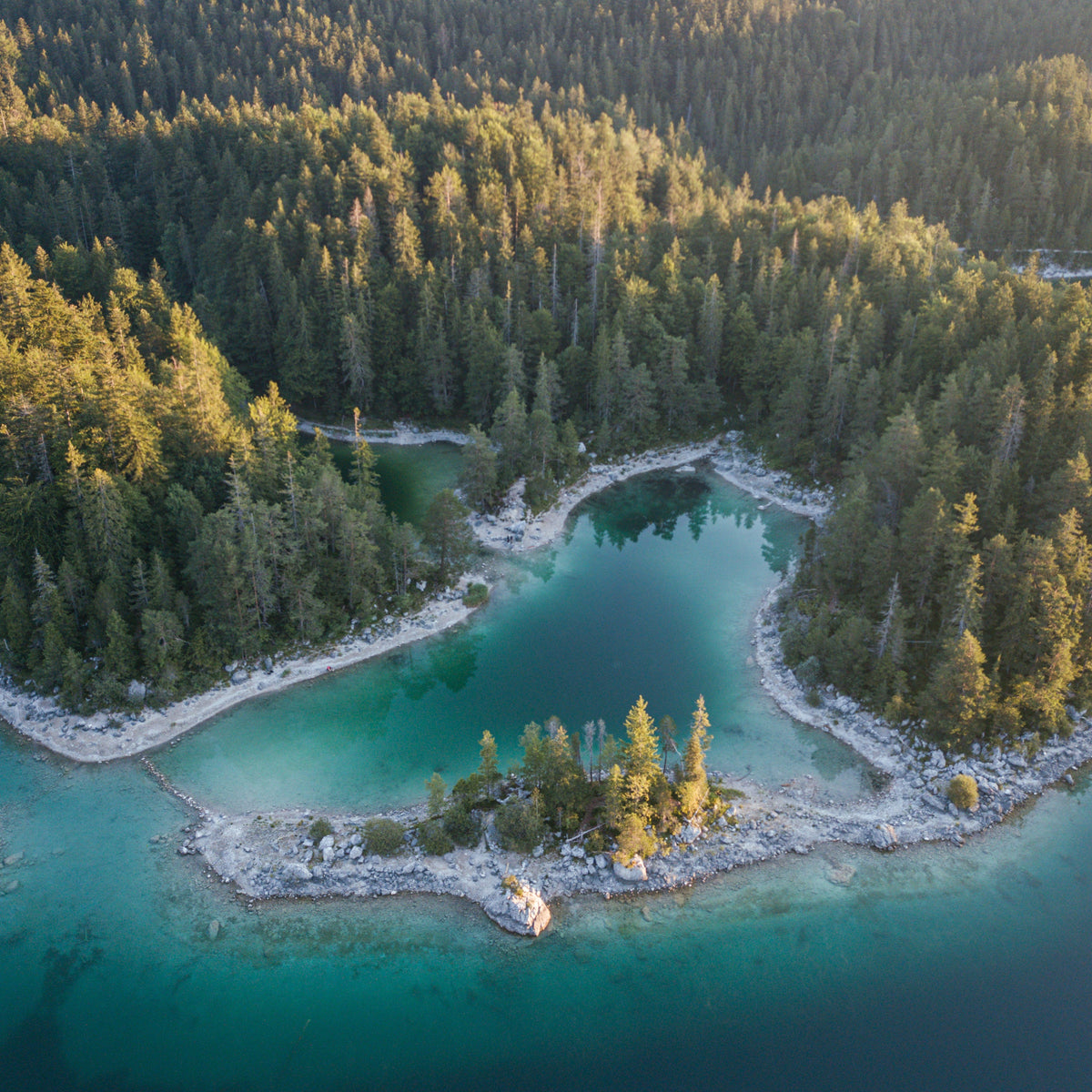 Kleine Inseln und Buchten am Eibsee
