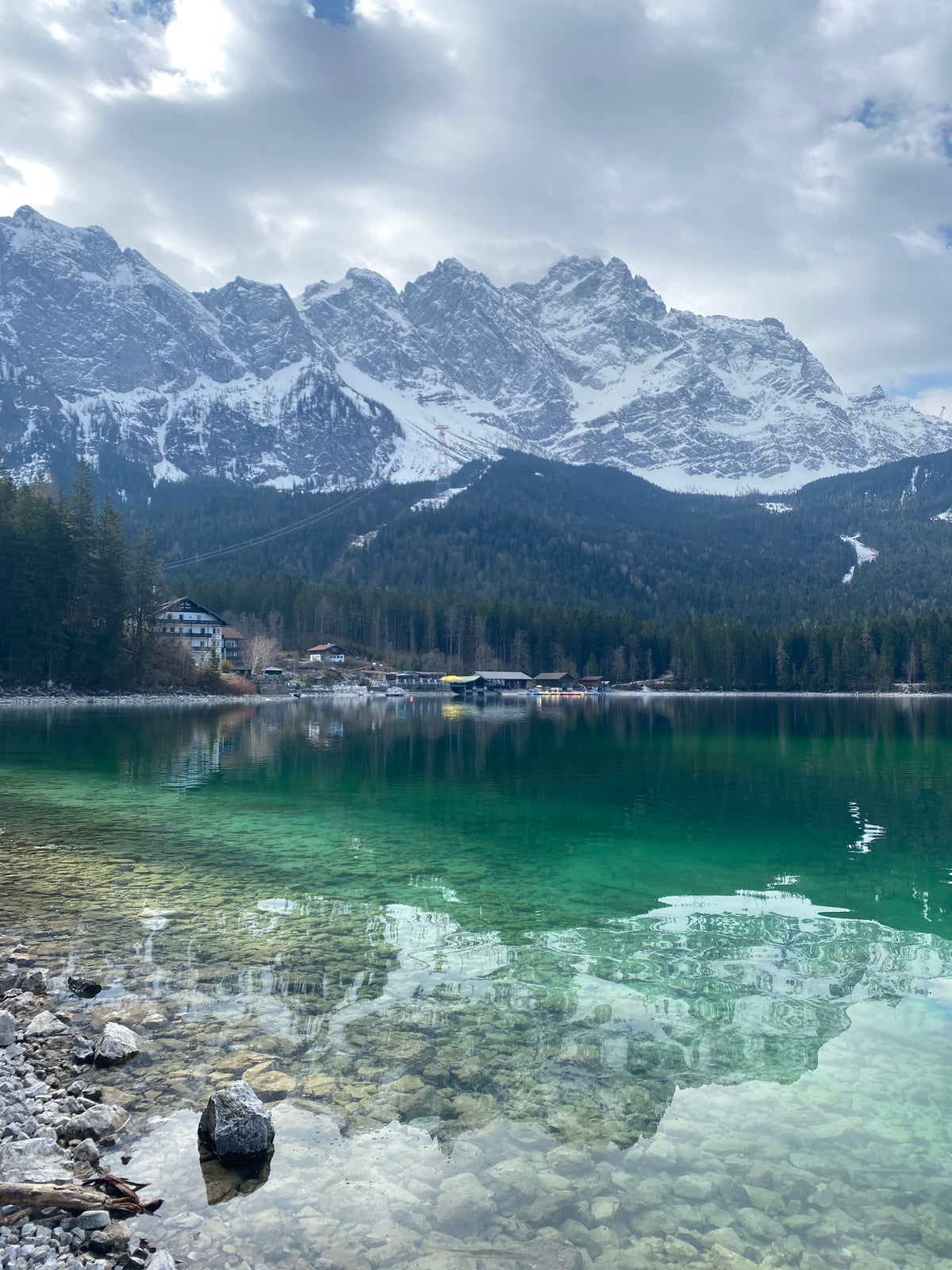 Eibsee im Herbst mit Blick auf die Zugspitze