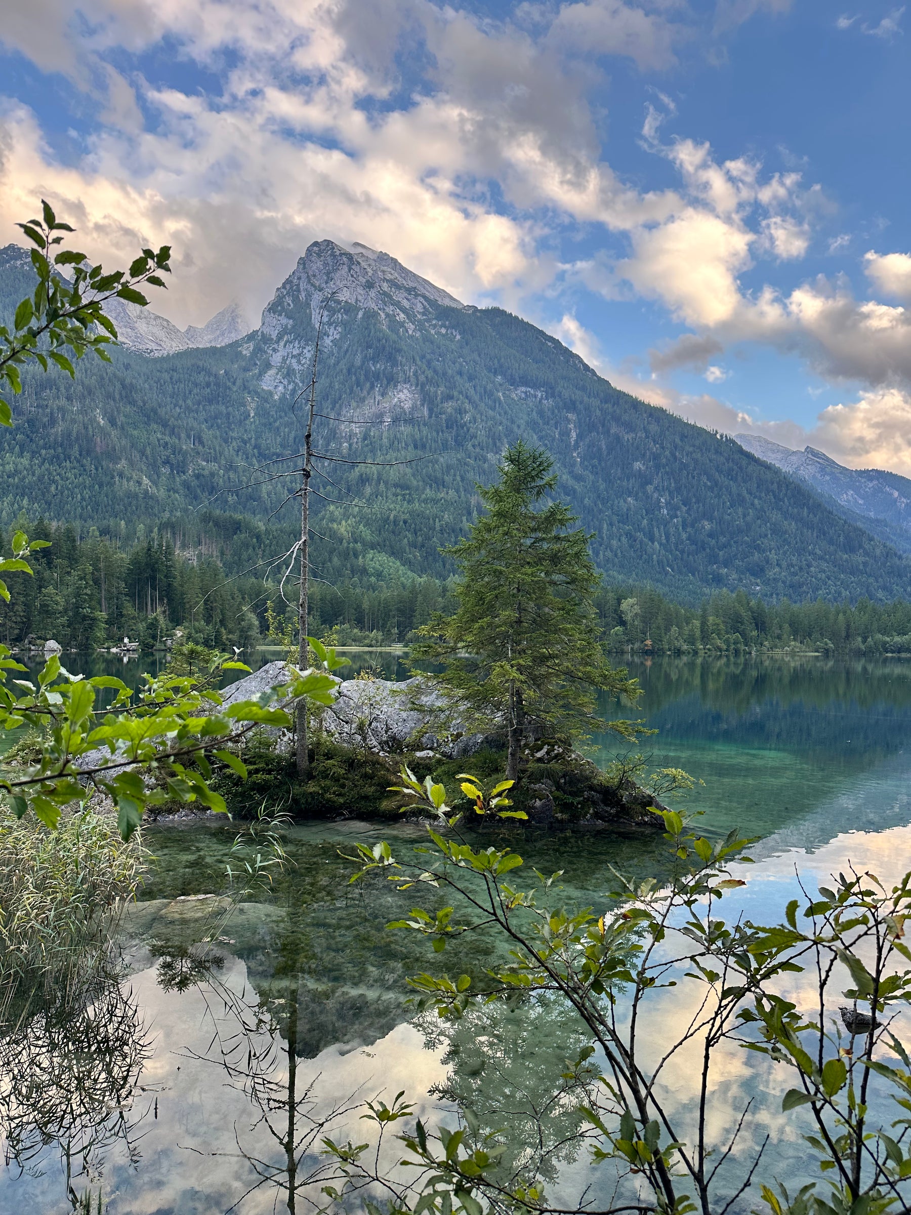 Hintersee bei Ramsau im Berchtesgadener Land mit Bergkulisse