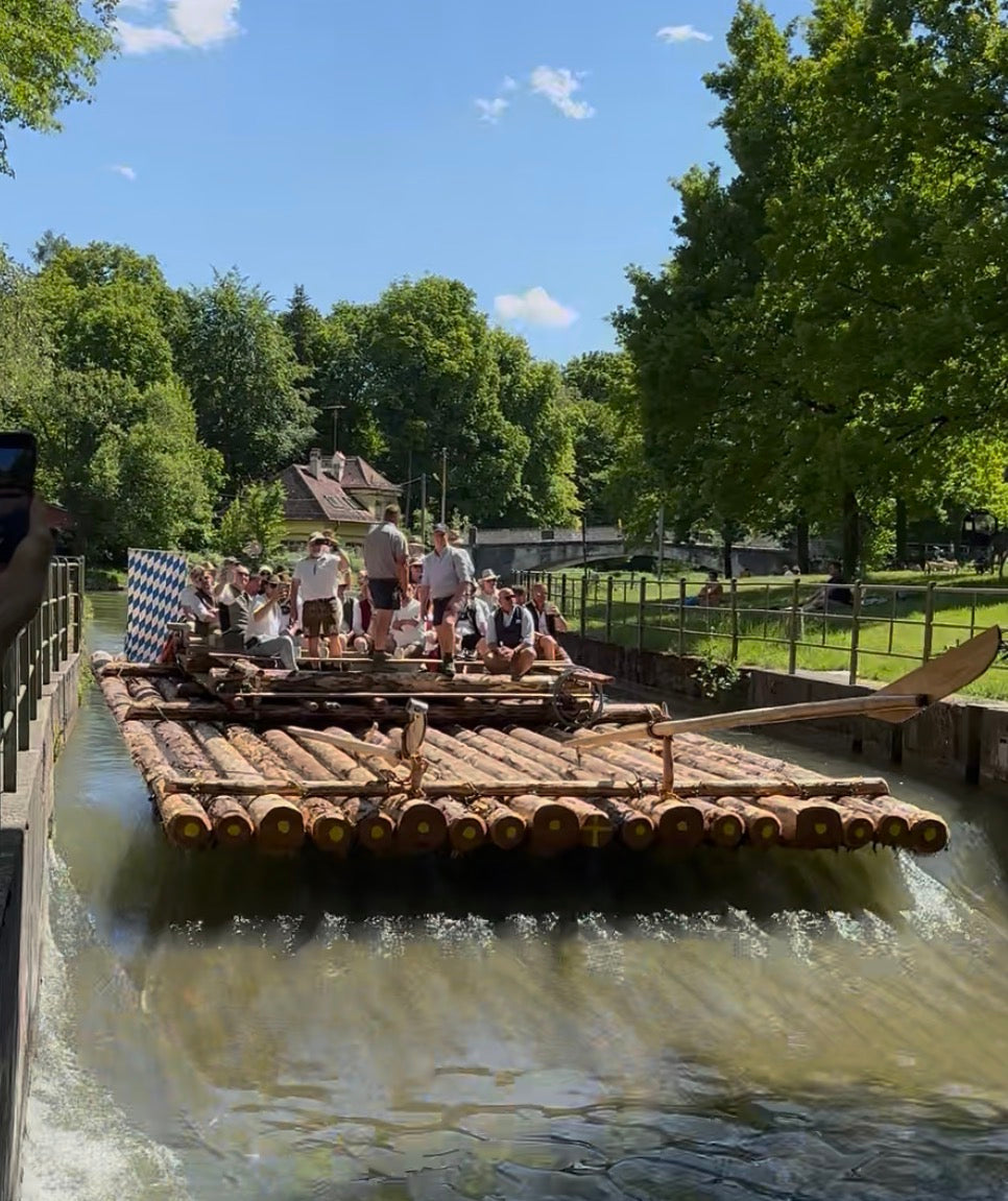 Ankunft der Isarflossfahrt in München-Thalkirchen