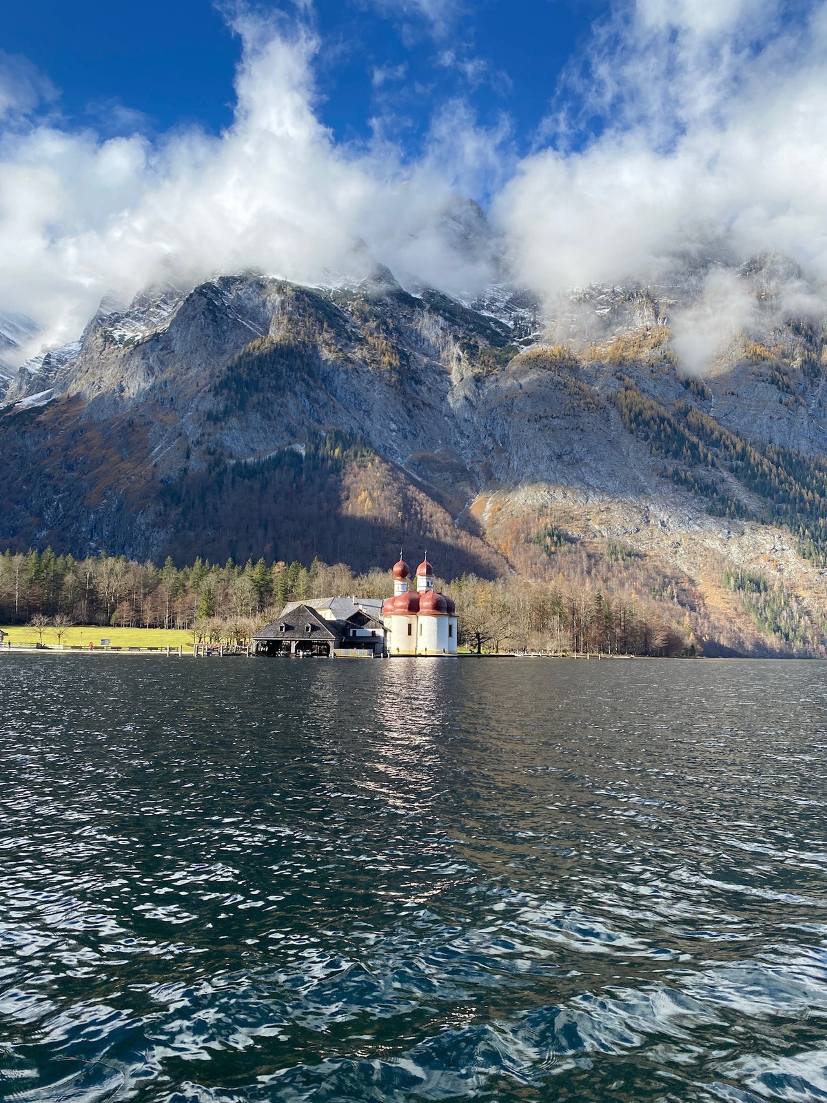 Elektroboot auf dem Königssee mit Bergkulisse