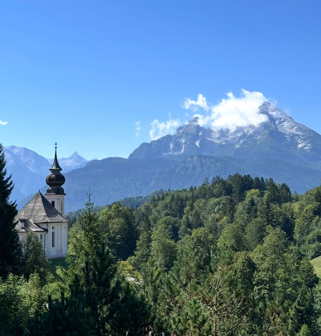 Blick auf die Wallfahrtskirche Maria Gern und den Watzmann
