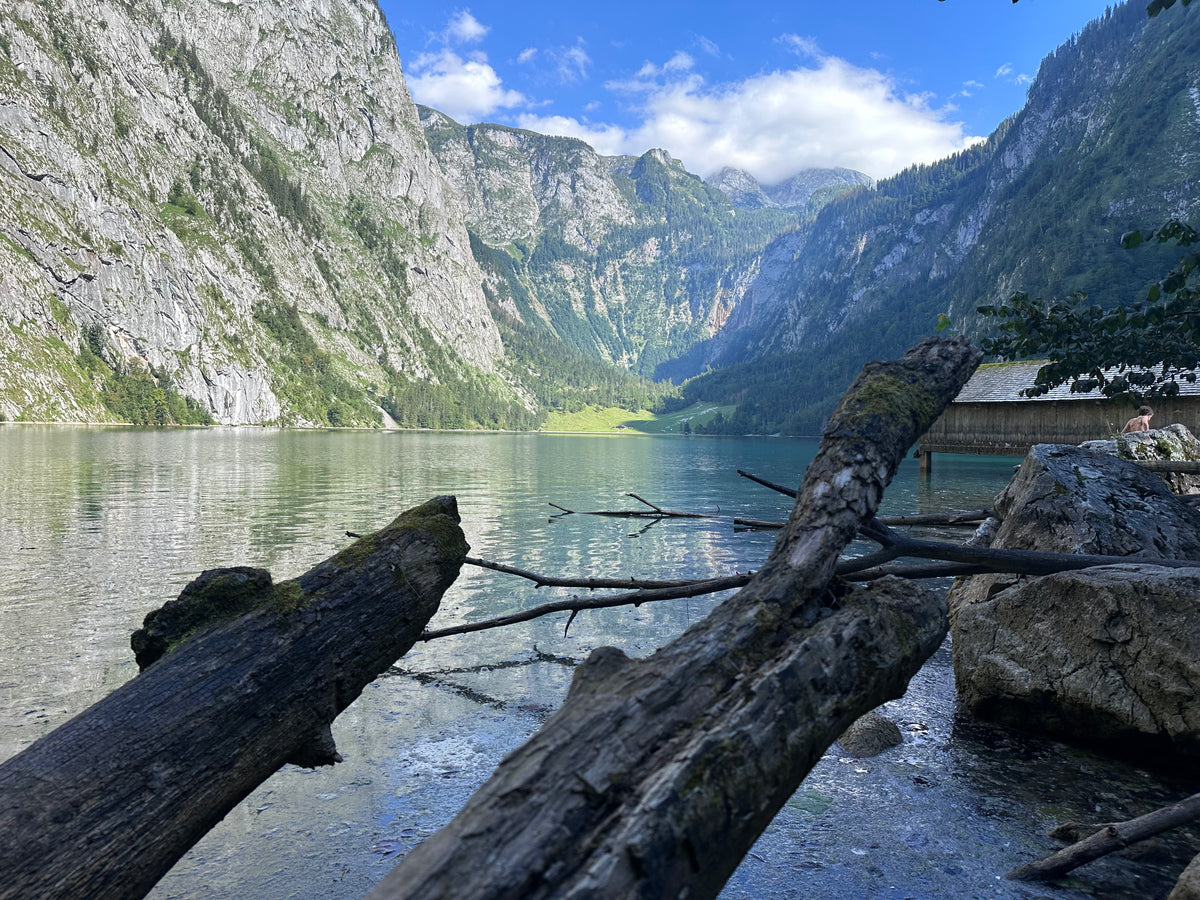 Steile Felswände und alpine Landschaft am Obersee