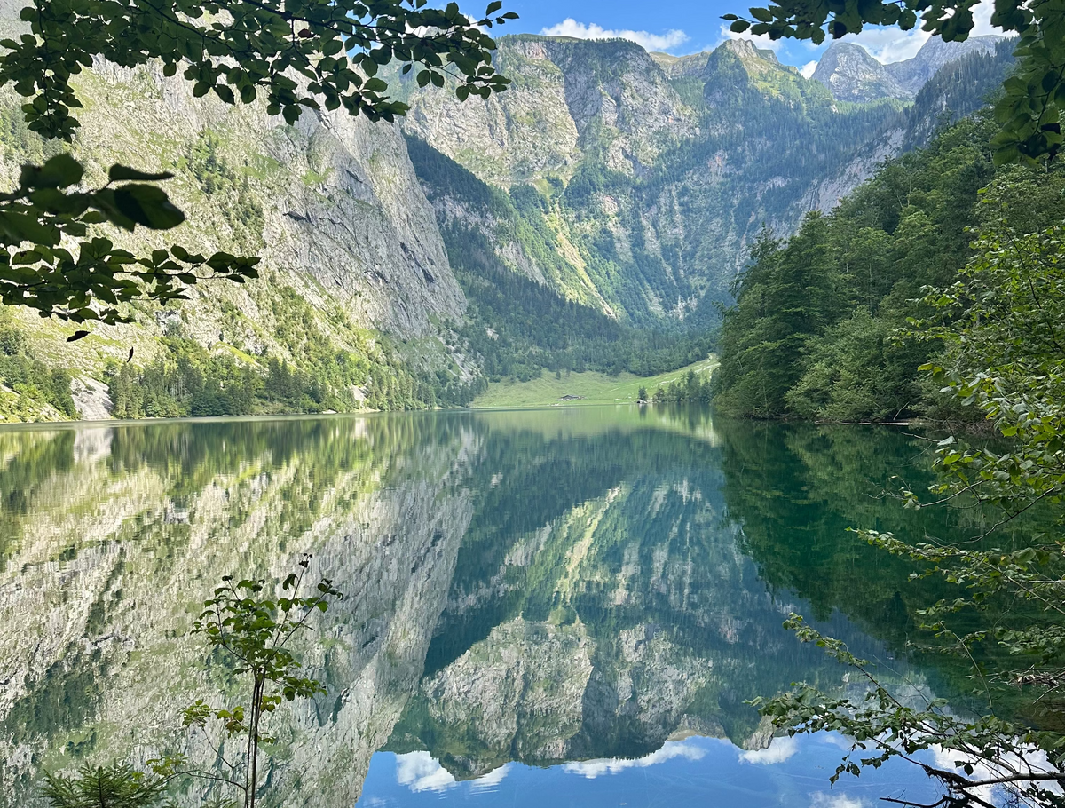 Obersee im Nationalpark Berchtesgaden mit Bergspiegelung