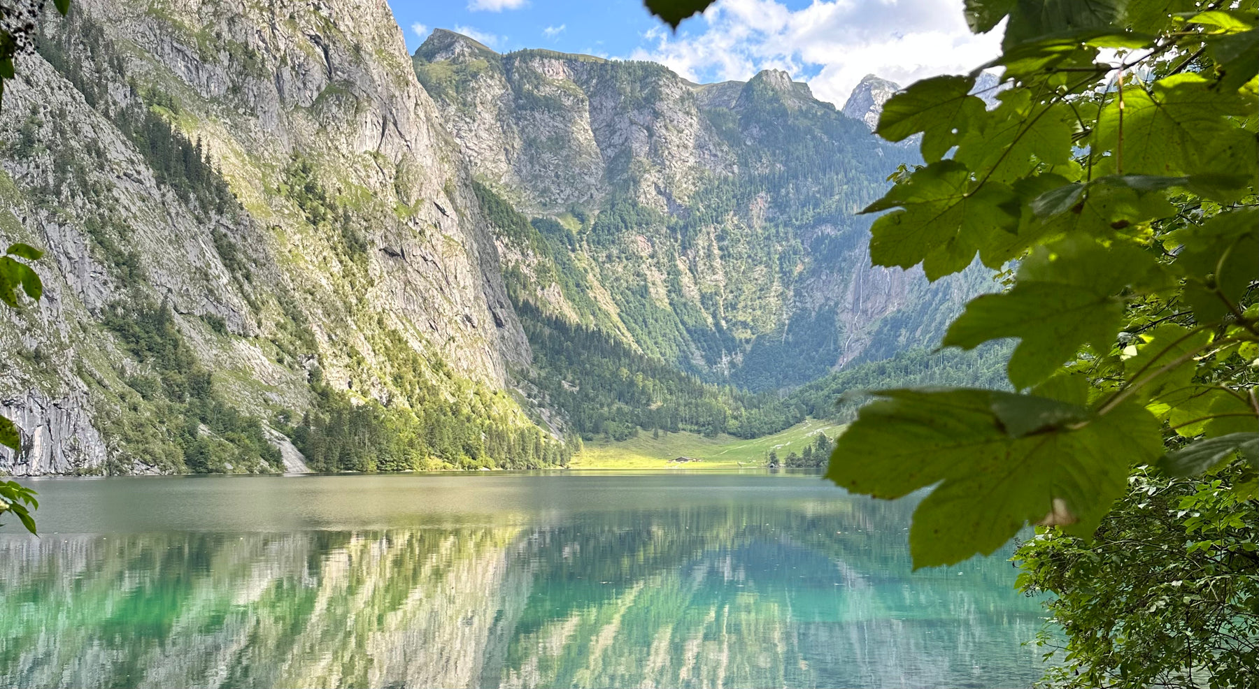 Obersee bei Salet mit Blick auf die Bergkulisse im Nationalpark Berchtesgaden