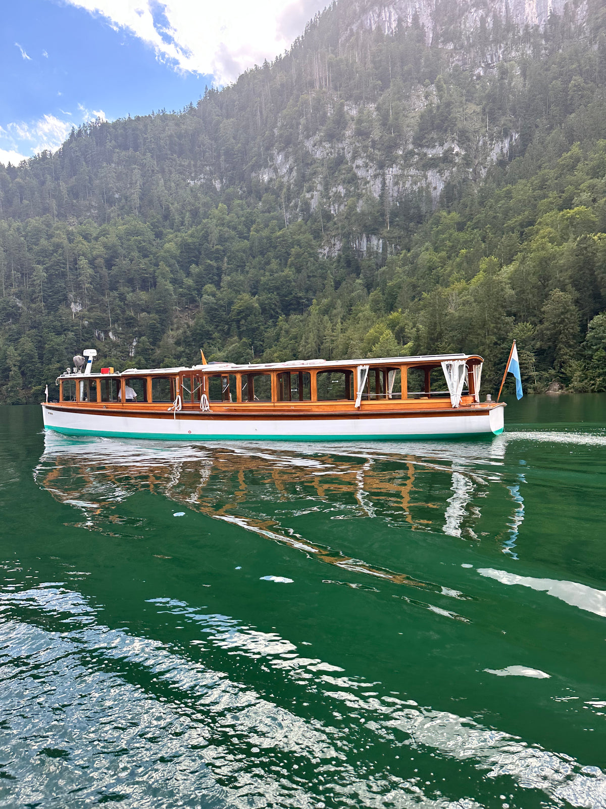Elektroboot auf dem Königssee auf dem Weg nach Salet