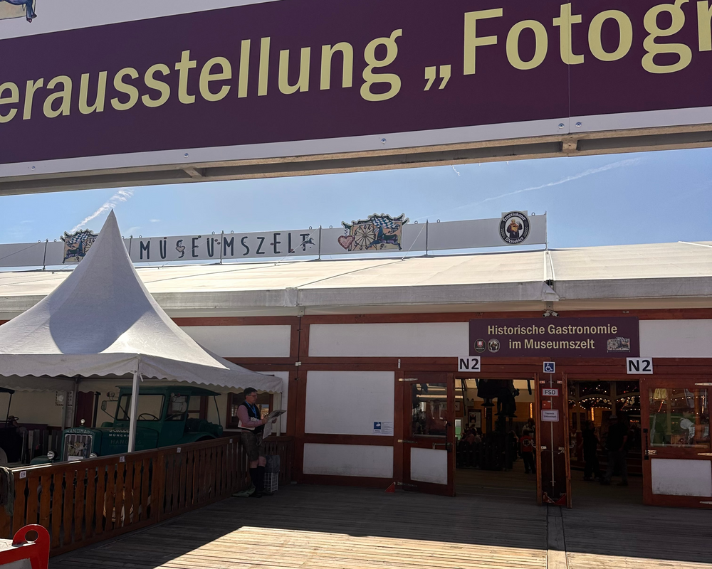 Museumszelt auf der Oidn Wiesn in München
