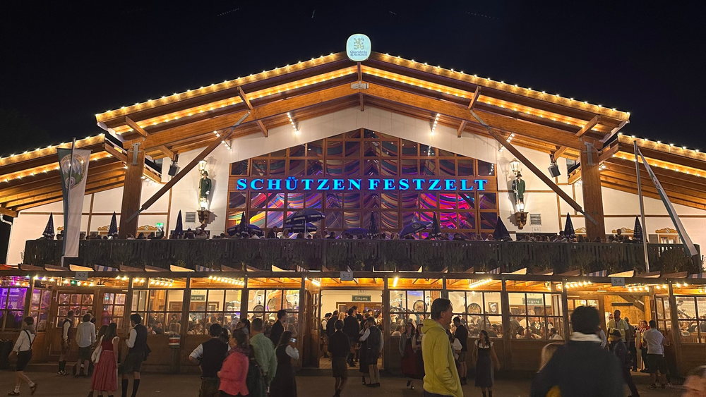 Schützenfestzelt auf dem Oktoberfest in München