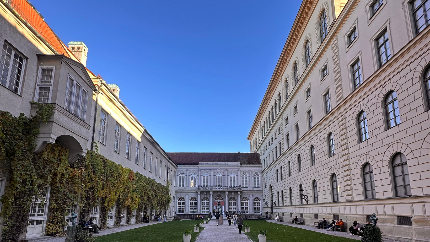 Residenz München mit historischen Fassaden und Hofgarten