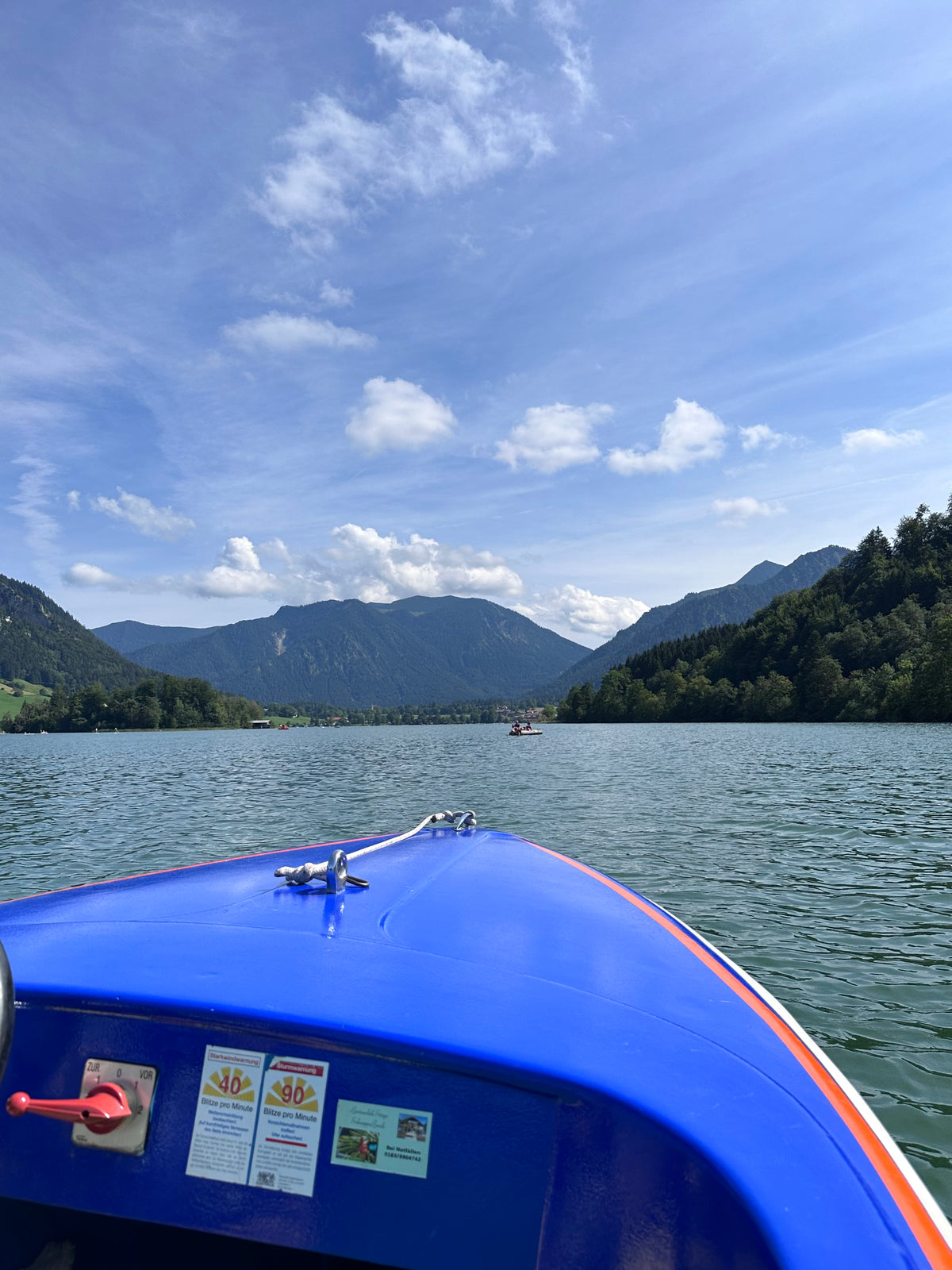 Elektroboot auf dem Schliersee mit Bergpanorama