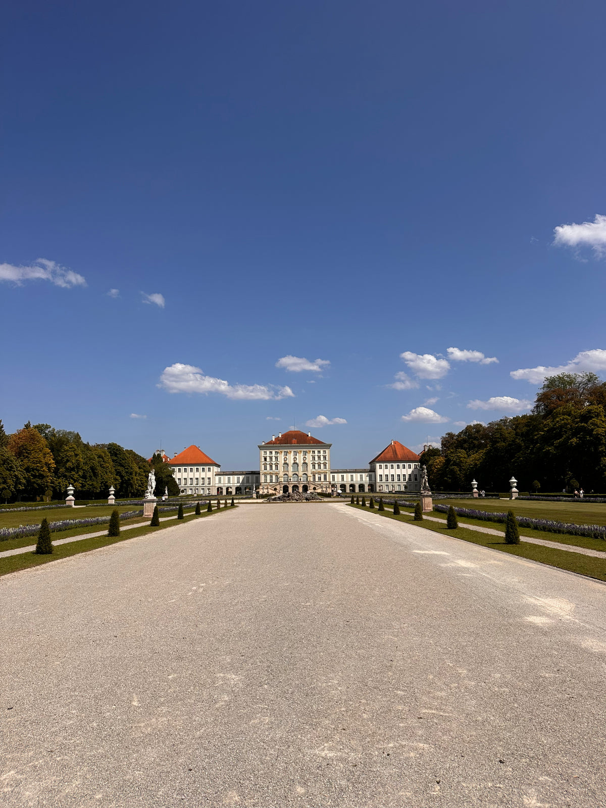 Schlosspark Nymphenburg mit Kanal und historischer Parklandschaft