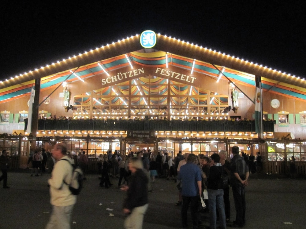 Schützenfestzelt auf dem Oktoberfest in München