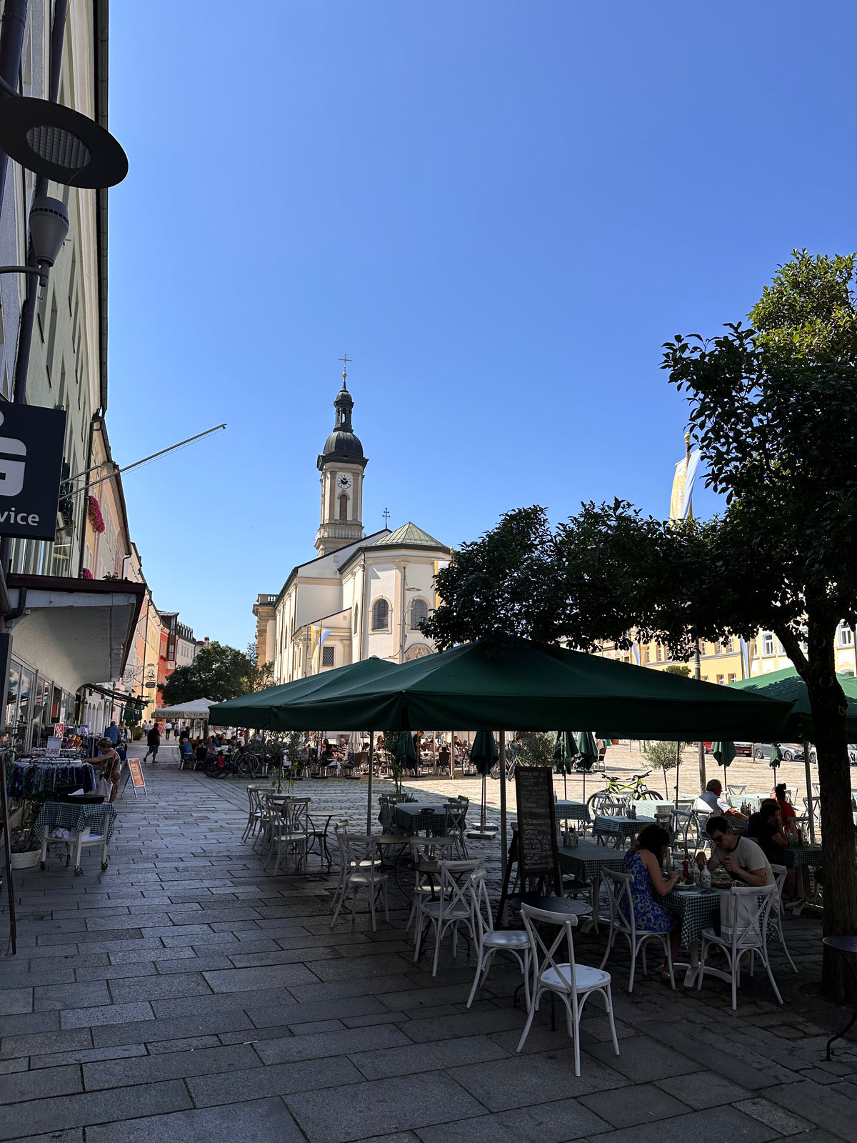 Stadtplatz in Traunstein mit historischen Bürgerhäusern