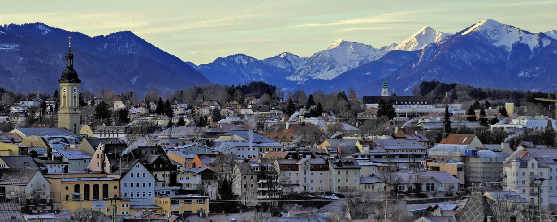 Traunstein mit historischem Stadtzentrum und Chiemgauer Alpen