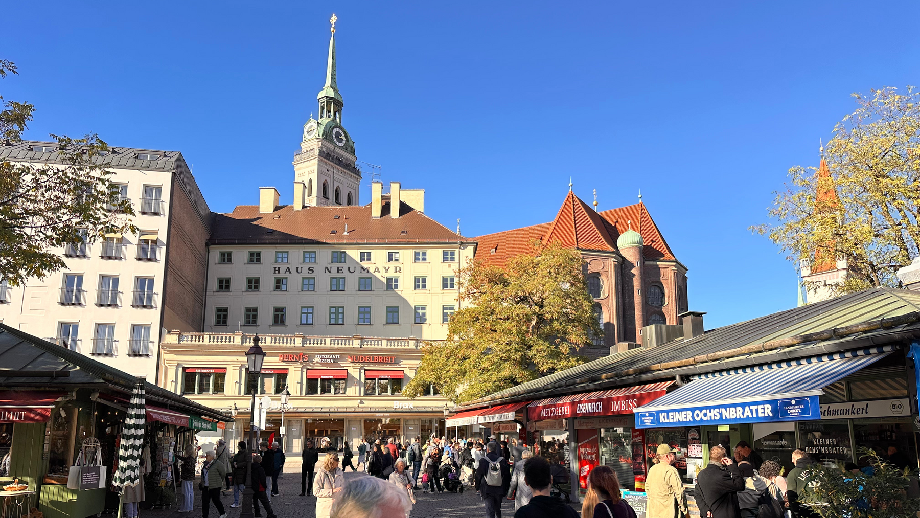 Viktualienmarkt München mit Marktständen und Maibaum in der Altstadt