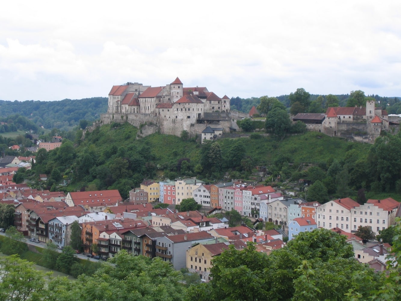 Aussichtpunkt bei Ach / Österreich auf die weltlängste Burg