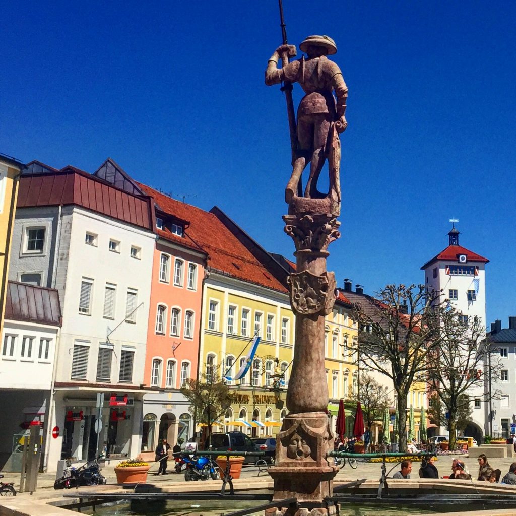 Traunstein, Stadt mit Geschichte | Blick auf den Lindlbrunnen am Stadtplatz