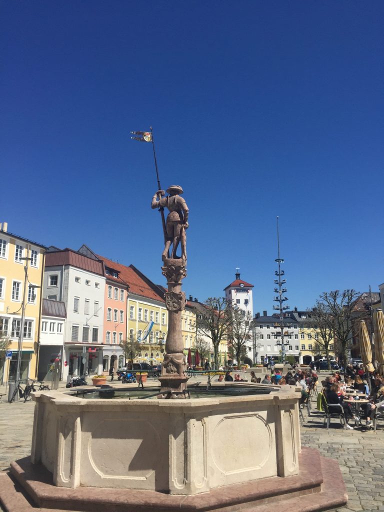 Blick auf den Stadtplatz von Traunstein - inkl. Jackelturm