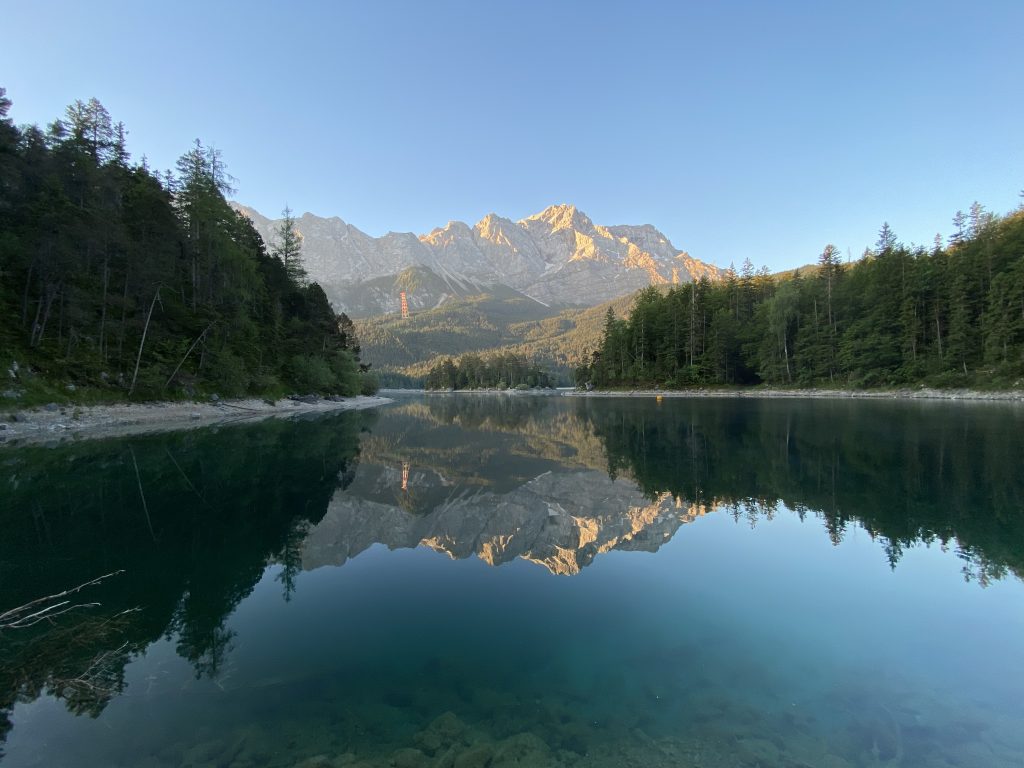 Perfekte Spiegelung der Zugspitze auf dem Eibsee