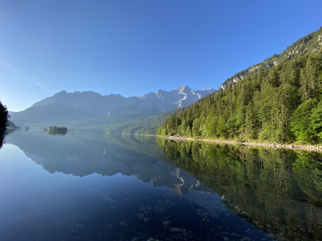 Zugspitze spiegelt sich im Eibsee